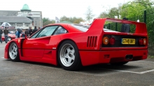 Красный Ferrari F40 привлекает всеобщее внимание